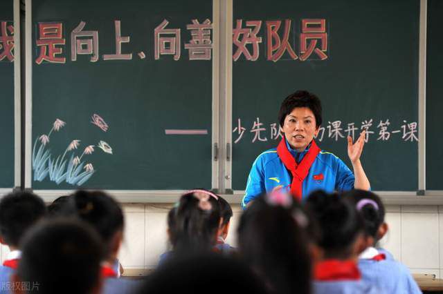 随后地狱之门开启，无数体型庞大外形奇特的地狱巨怪蜂拥而出，与响应血皇后召唤的黑暗生物一起席卷全球，人类世界遭遇有史以来最大的末世浩劫